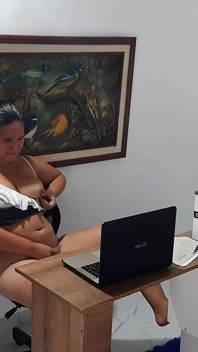 Secretara se masturbează în birou