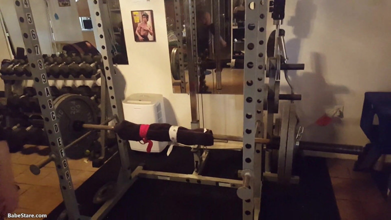 Babe Stare: Tia visar upp sin sexiga styrka på gymmet