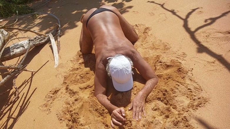 Ladysilvas: Ladysilva Femboy en la playa bronceando su culo caliente en...