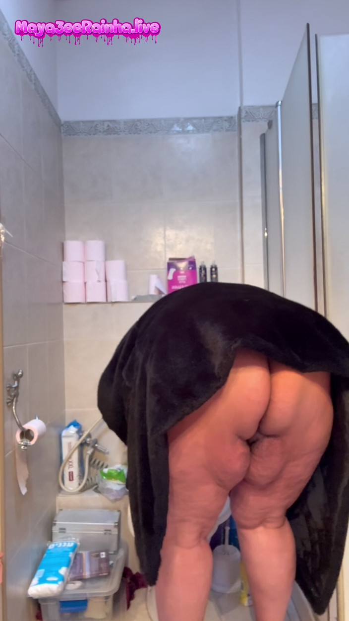 Goddess Maya3ee Rainha: 毛皮のコートとゴールドヒールのBBW:ブラジルの女神がガスエッグポップで新しいトイレを壊す
