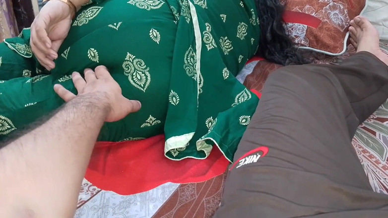 QueenbeautyQB: Yatağı yine üvey anneyle paylaşıyor - çok ateşli olduğu için