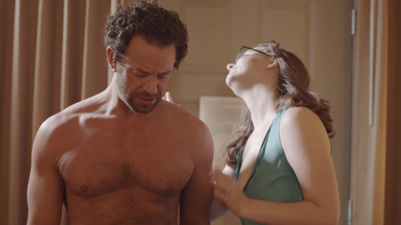 Sensual productions: Bir sanatçı asılı bir model tarafından boyanıyor (ses yok)