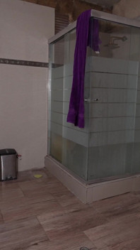 Stiekeme latina tiener met enorme tieten verrast de stiefvader van de beste vriendin onder de douche