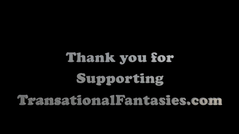 Transational Fantasies: Jamie French vui vẻ đi tiểu trong phòng tắm