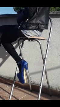Pantaloncini di jeans, collant neri e splendidi tacchi da 8 pollici