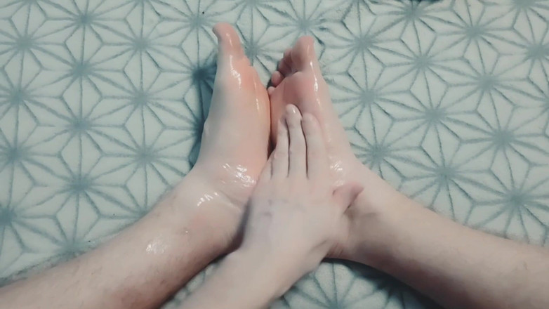 Pasha: Tipul îi masează ușor picioarele cu ulei