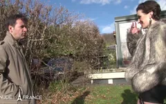 Mature bourgeoise shows us around her house and her ass at the same time