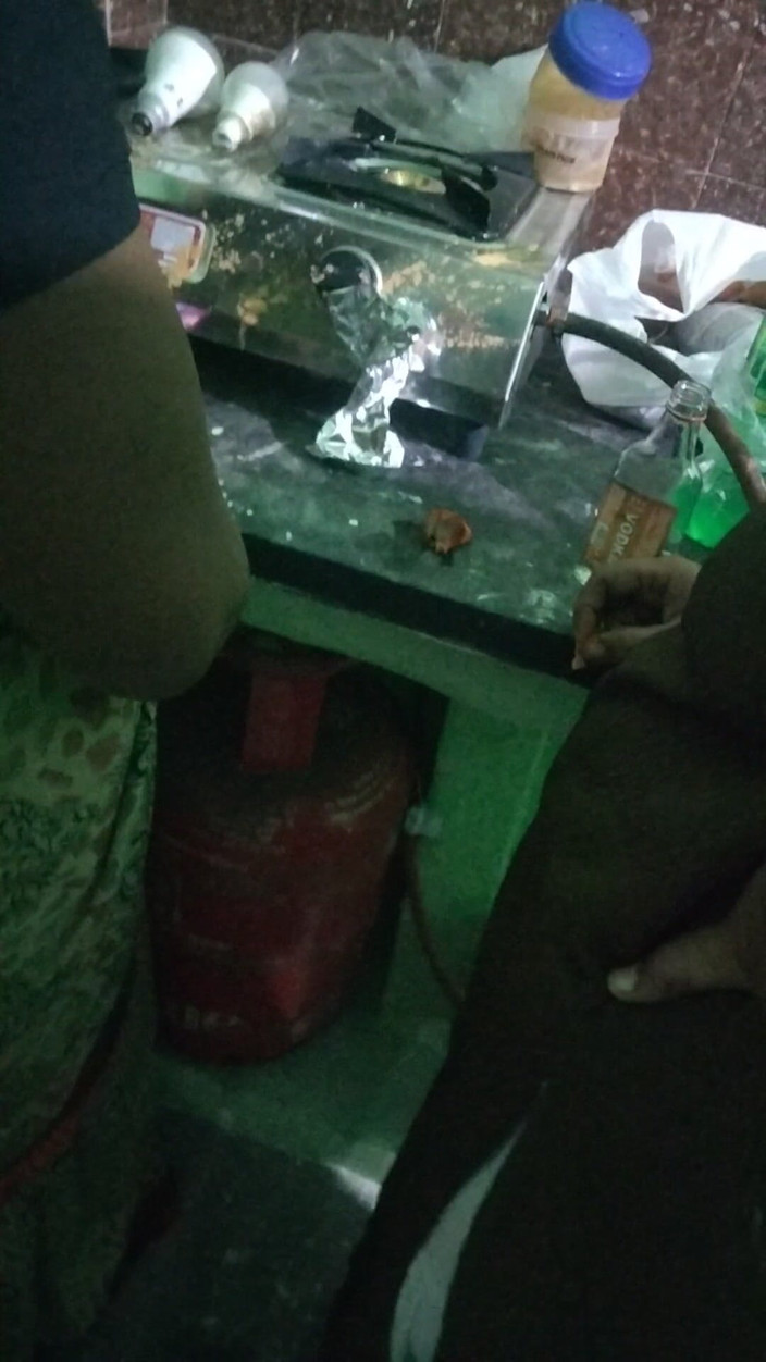 Tamil lesbian: Tante lagi ngobrol sambil pakai kain sperma