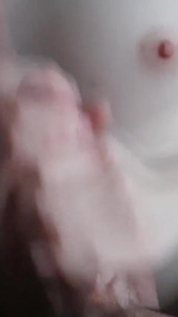 Heißer handjob mit abspritzen auf titten! POV