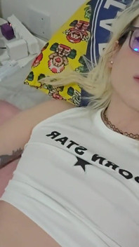 La pornostar effeminato lecca il suo sperma nella masturbazione anale con un lungo dildo