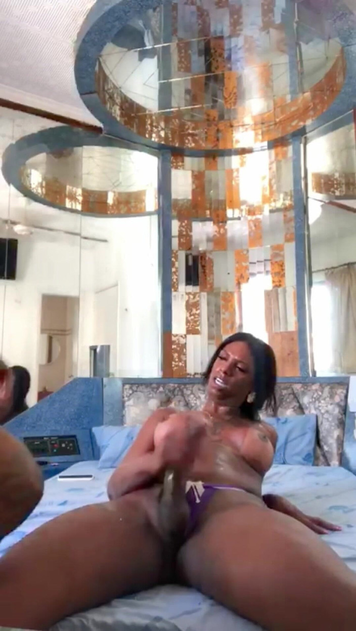 Maicon Vinicius: 25cmの黒人男性が初めて膣を抱き、とても楽しんでいる