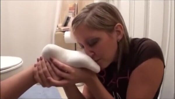 Foot Girls: Нюхаю ношку в туалете