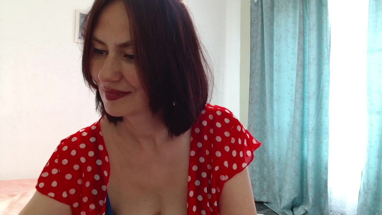 ANGELA_LADY: エッチな剛毛熟女が彼女の大きな美しいおっぱいの後輪に唾を吐いた