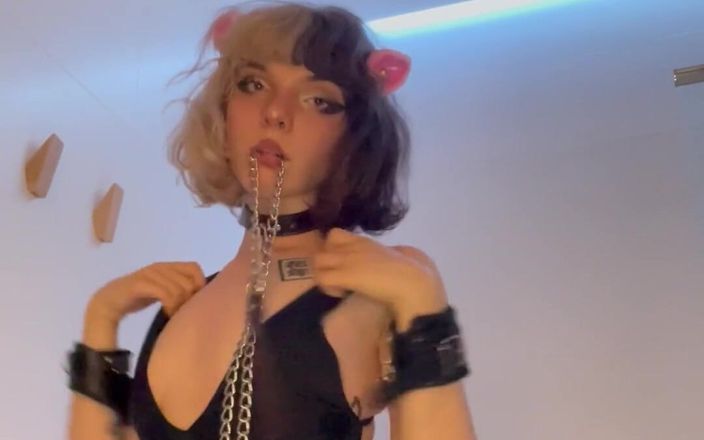 Soft Vulgar: Ragazza carina tatuata al guinzaglio