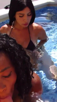 Jacuzzi sexo a três - quente latina e ébano chupa pau - Kiki Minaj e Bella Diosa