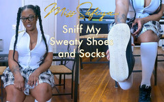 Miss-Safiya: Schnüffsche an meinen verschwitzten schuhen und socken