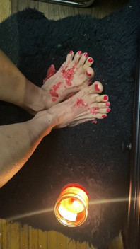 Seksi ayak parmaklarıyla minik ayaklara mum ışığı