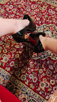 Lihatlah Kelembutan Celana Ketat Ini! Nyonya Julia