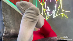 Mistress Legs: Moviendo mis dedos de los pies para ti en medias...