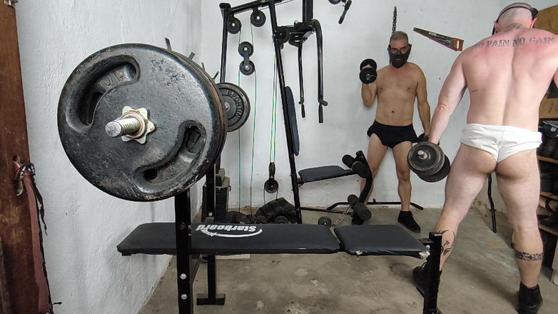 carmonaoficial: Upuszczona i naga na siłowni w środku Halloween