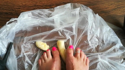 Lady Daniela -: Mis pies divinos aplastan una banana