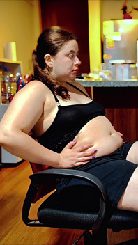 Nicole'ün burger göbek doldurma seansı