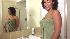 Naughty Black Girls: 在向大黑妞展示她的阴户刺穿后，女同性恋们急切地开始亲吻