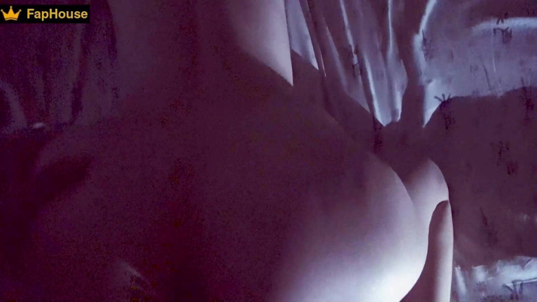 Alina Rai: 继父，你喜欢我的乳房吗？来亲吻我的乳头，然后后入式操我。
