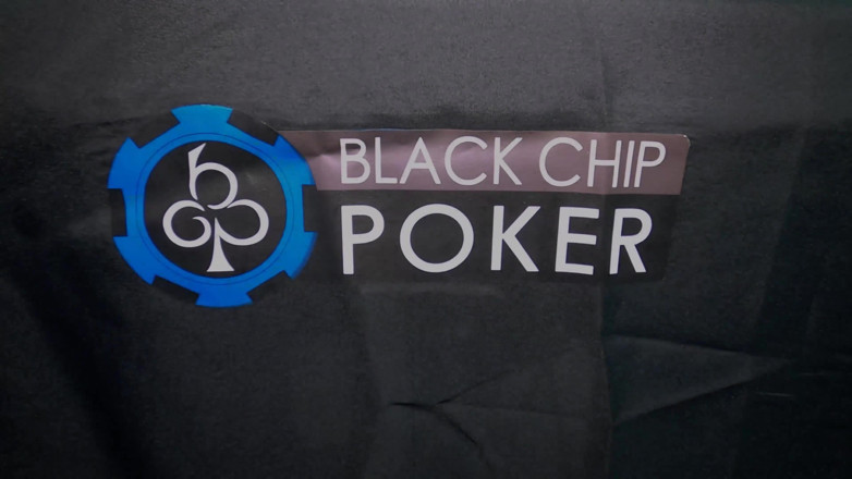 Run good girls: Jocul de poker cu cip negru se transformă în sex în trei...