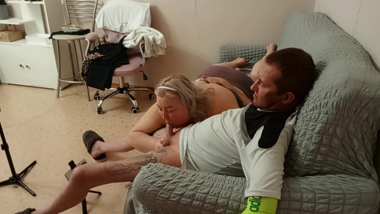 Zona901: Une voisine avale du sperme après une pipe douce