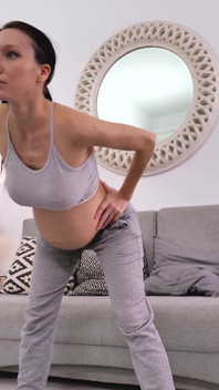 Milf mit dickem schwangeren bauch dehnt ihren flexiblen körper