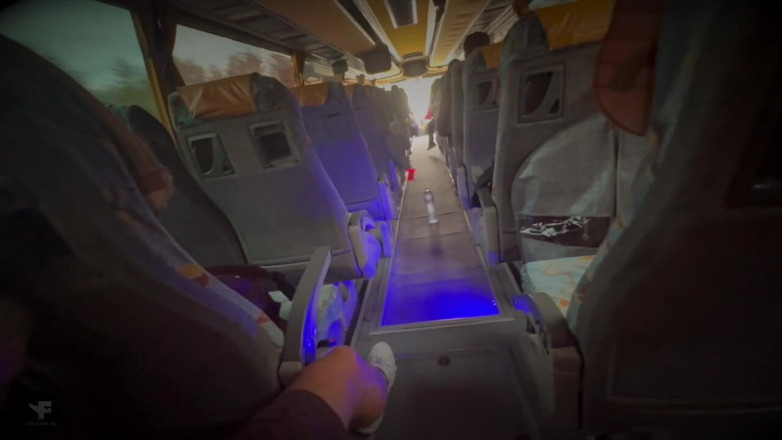 Falcon Al: Een vreemde op de achterbank van de bus en kwam...