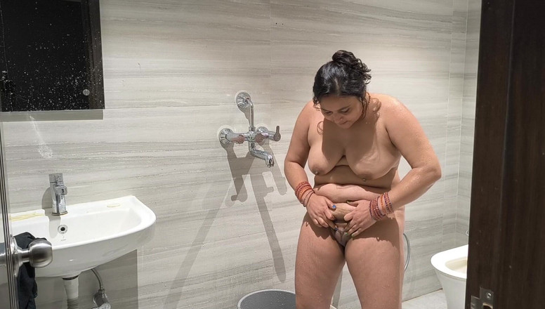 Desi chudai hub: Desi holka Puja baby se ráno sprchuje