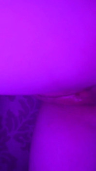 Grosse bite dans une petite chatte en gros plan