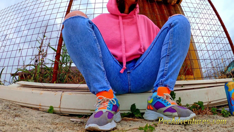 Pee Adventures: Kencing palung seluar jeansnya di luar rumah