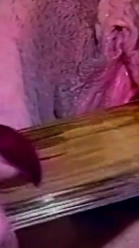 Geile brünette stopft die nasse muschi der rothaarigen mit dickem marking