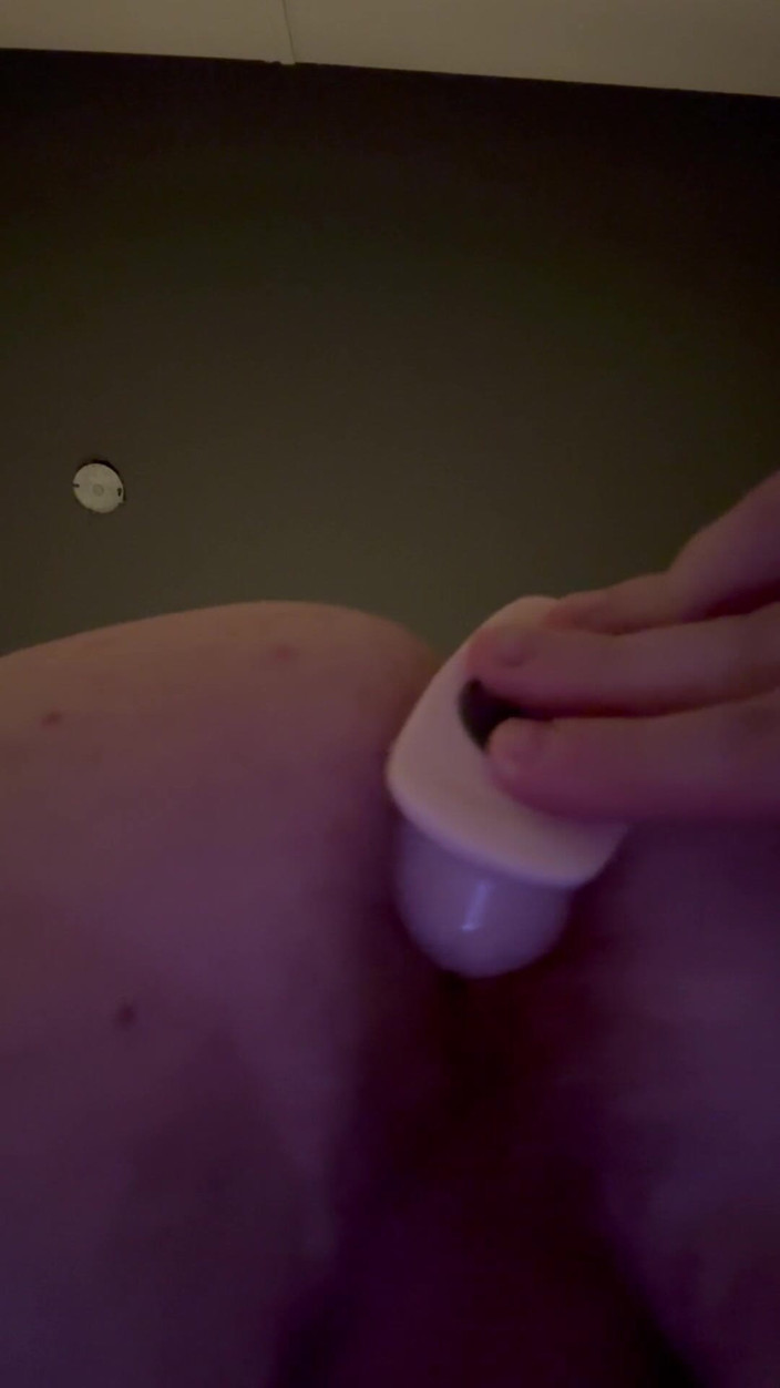 Bigwhitecock: Ik probeer een grote kontplug in mijn kont te stoppen