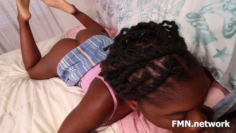 Feet On Demand: Seksi ve kışkırtıcı siyah kadın