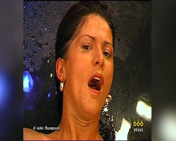 Piss Lover: Brunette slet krijgt een harde anale en enorme spermaglasbehandeling