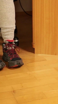 Kaus kaki putih kotor & sepatu hiking - penghapusan sepatu keselintas pelan, kaus kaki menggoda & bermain kaki