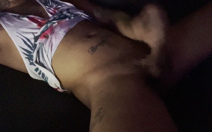 Bray Love: Bray Love Nutting pe pieptul lui