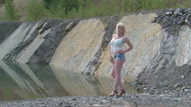 Reality Babes: Блондинка з великими цицьками позує біля озера