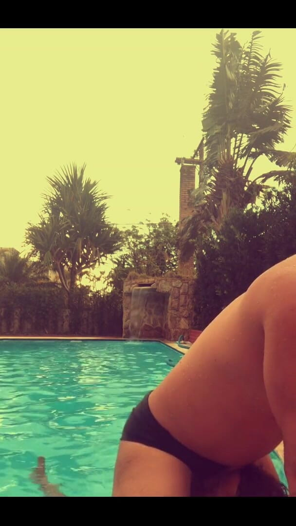 Massive daddy xxx: Havuz çocuğu büyük adam tarafından sikiliyor