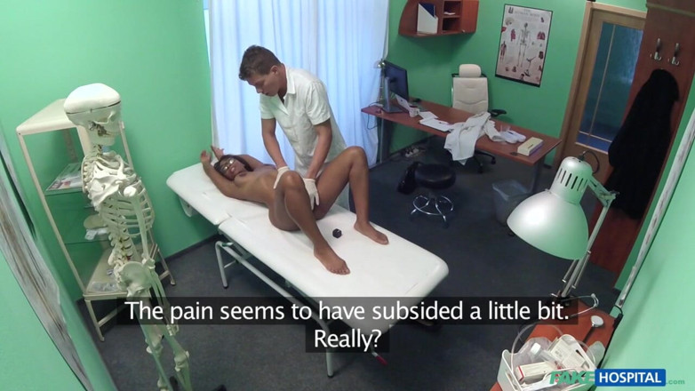Fake Hospital: Fake Hospital - chica nerd tetona recibe un examen físico de...