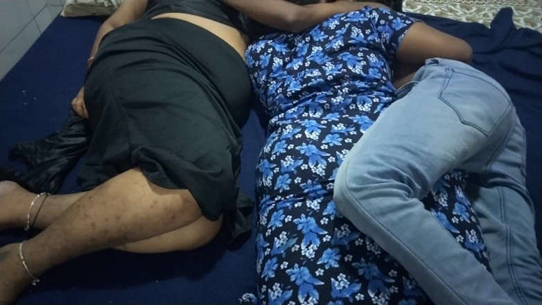 Tamil lesbian: Групповой секс тамильской подруги