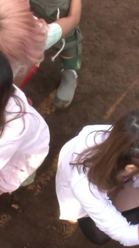 밖에서 오줌을 싸고 더 많은 남성에게 관목을 당하는 일본 소녀