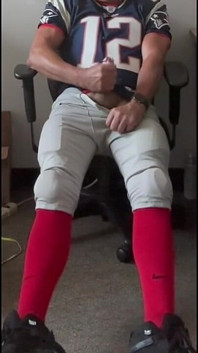 Jockdad87 branle et éjacule dans son uniforme de football