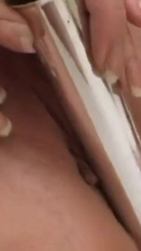 角質温泉は金髪の女の子masturbatesと楽しんでとともに彼女の性玩具