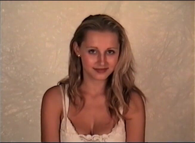 Flash Model Amateurs: Una seducente puttana bionda si scopa la figa con un...