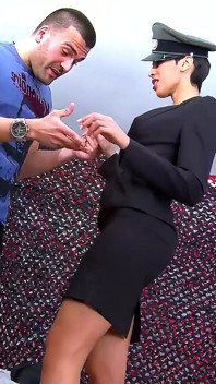 Sexy důstojník Jasmine nachytá rekruty - ale mohla by znovu šukat